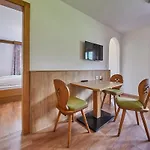 Christine Apartment